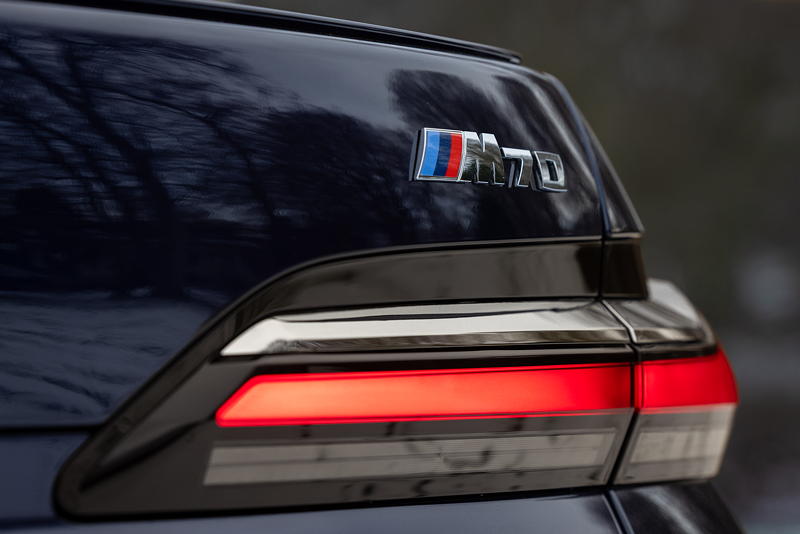 BMW i7 M70 xDrive (G70) von Christian ('Christian'), M70 Signet auf dem Heck, Heckspoiler