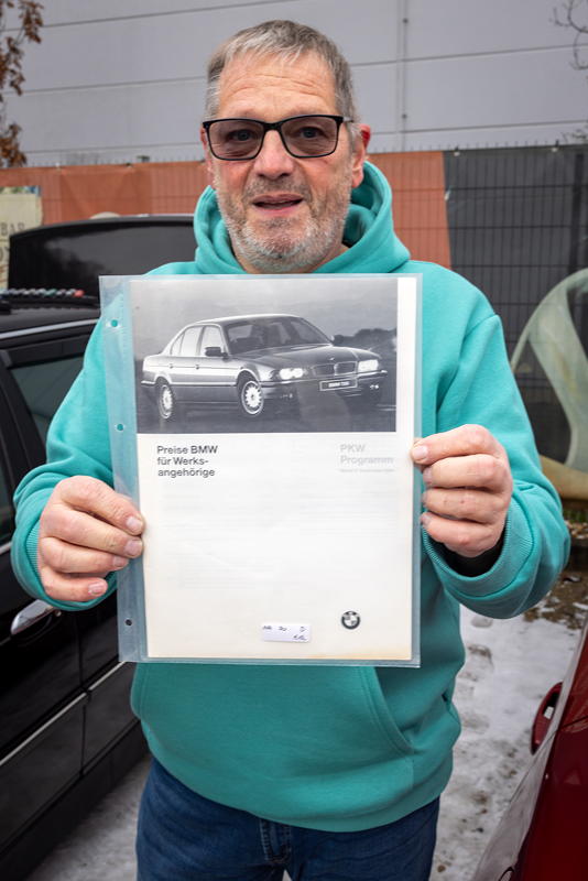 Rhein-Ruhr-Stammtisch im Januar 2026; Ralf ('cabrioralf') mit einer alten E38-Preisliste f�r BMW Mitarbeiter