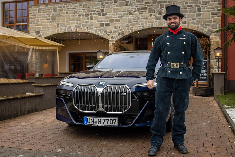 Rhein-Ruhr-Stammtisch im Januar 2026: Schornsteinfeger Alain ('Alien') neben dem i7 M70 von Christian ('Christian')