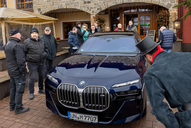 Rhein-Ruhr-Stammtisch im Januar 2026 mit dem BMW i7 M70 (G70) von Christian ('Christian') vor der Finca u. Bar Celona in Bochum