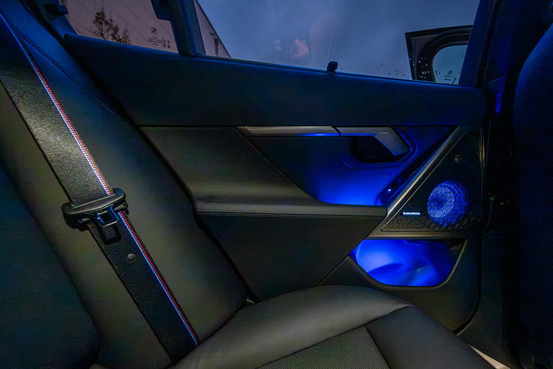 Rhein-Ruhr-Stammtisch im Januar 2026: BMW i5 M60 Touring (G61) von Heiko ('Heiko237'), hintere T�r mit ambienter Beleuchtung