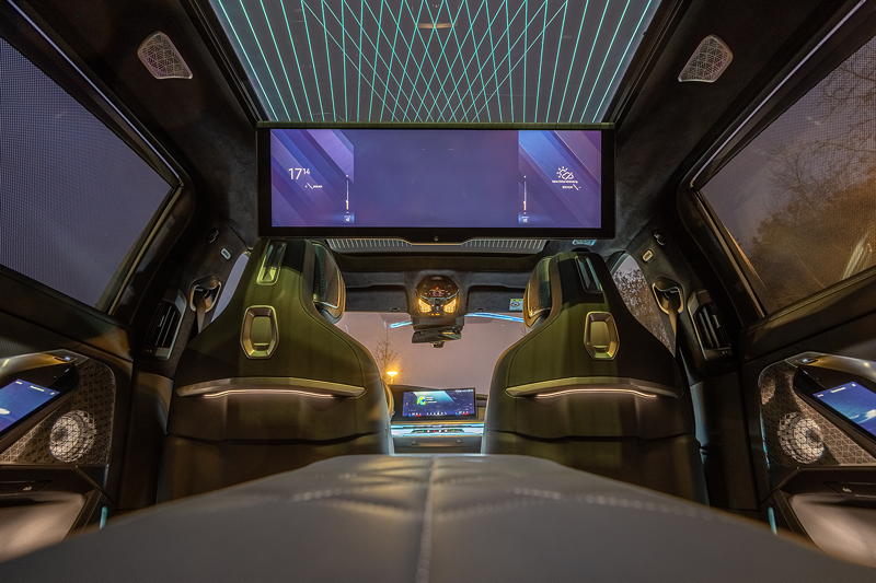 Rhein-Ruhr-Stammtisch im Januar 2026: BMW i7 M70 xDrive (G70) von Christian ('Christian'), Innenraum hinten mit 31 Zoll 8K-Bildschirm in der Decke und Panoramadach Skylounge