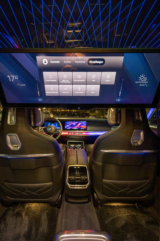 Rhein-Ruhr-Stammtisch im Januar 2026: BMW i7 M70 xDrive (G70) von Christian ('Christian'), Innenraum hinten mit 31 Zoll 8K-Bildschirm in der Decke und Panoramadach Skylounge