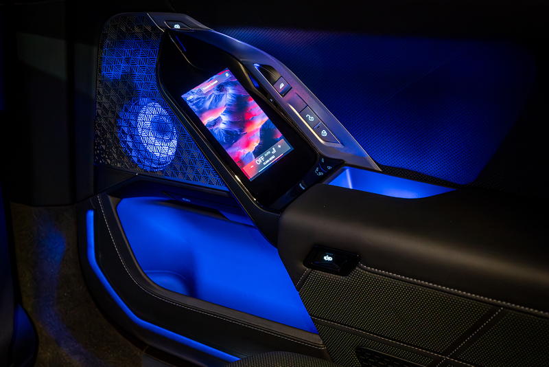 Rhein-Ruhr-Stammtisch im Januar 2026: BMW i7 M70 xDrive (G70) von Christian ('Christian'), hintere T�r mit Bower u. Wilkins Soundsystem, Touchscreen zur Bedienung und ambienter Beleuchtung