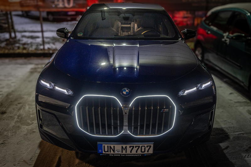 Rhein-Ruhr-Stammtisch im Januar 2026: BMW i7 M70 (G70) von Christian ('Christian') mit BMW Kristallscheinwerfern und Niere Iconic Glow