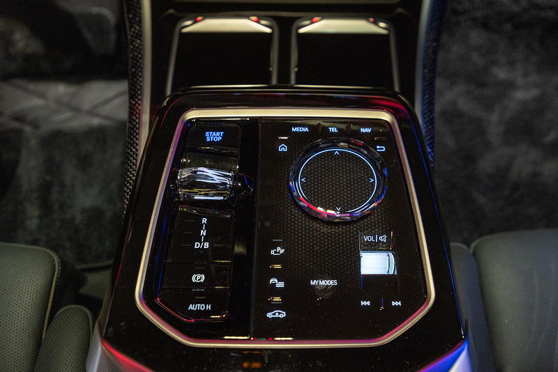 Rhein-Ruhr-Stammtisch im Januar 2026: BMW i7 M70 xDrive (G70) von Christian ('Christian'), Mittelkonsole Glasapplikation