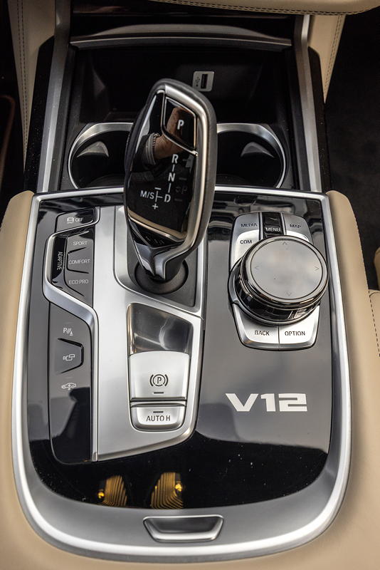 Rhein-Ruhr-Stammtisch im Februar 2026: BMW M760Li (G12) von Gunnar ('Steve7466'), Schalthebel mit iDrive Controller und V12-Logo