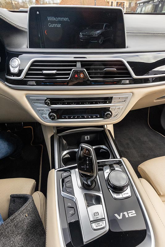 Rhein-Ruhr-Stammtisch im Februar 2026: BMW M760Li (G12) von Gunnar ('Steve7466'), Mittelkoonsole vorne