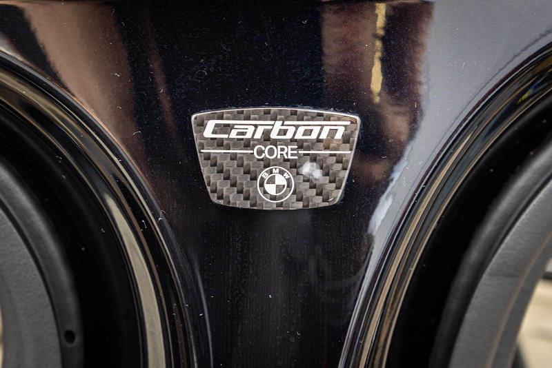 Rhein-Ruhr-Stammtisch im Februar 2026: BMW M760Li (G12) von Gunnar ('Steve7466'), Carbon-Kennung auf der B-S�ule