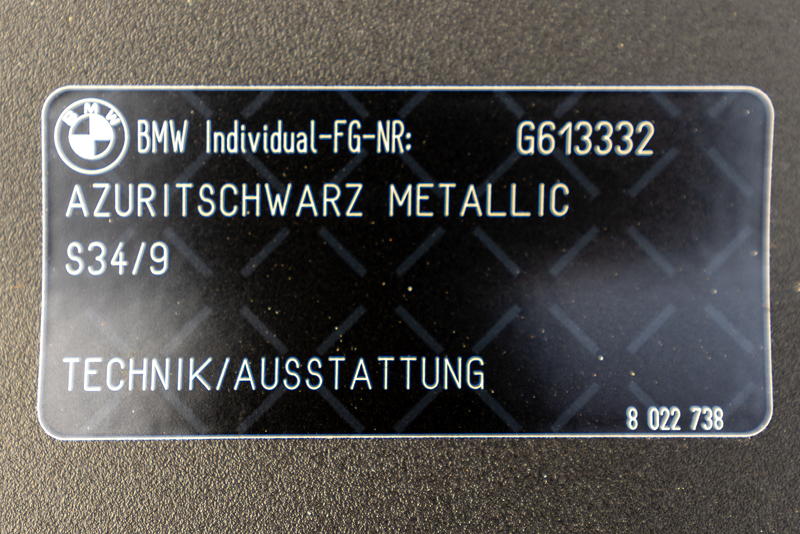 Rhein-Ruhr-Stammtisch im Februar 2026: BMW M760Li (G12) von Gunnar ('Steve7466'), Individual Typschild im Motorraum