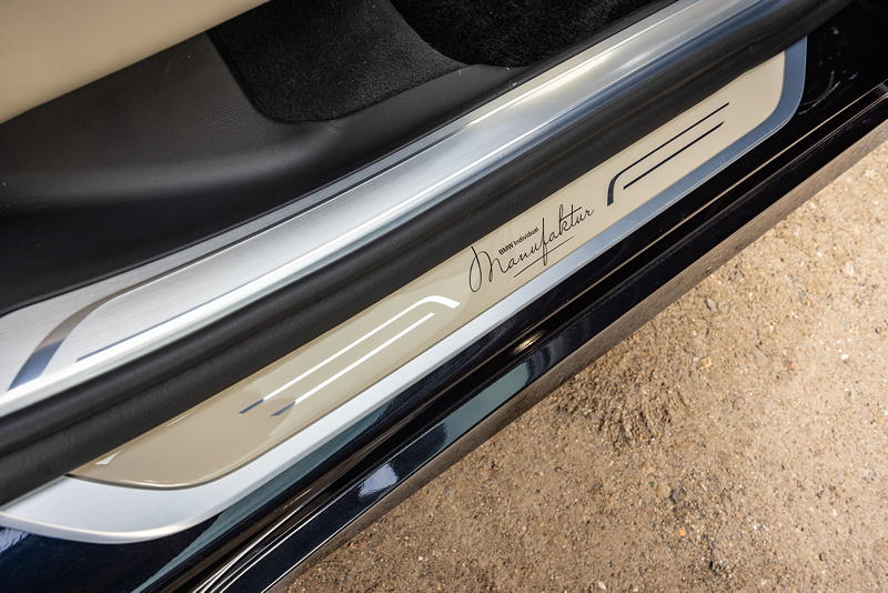 Rhein-Ruhr-Stammtisch im Februar 2026: BMW M760Li (G12) von Gunnar ('Steve7466'), Einstiegsleisete mit Individual Schriftzug