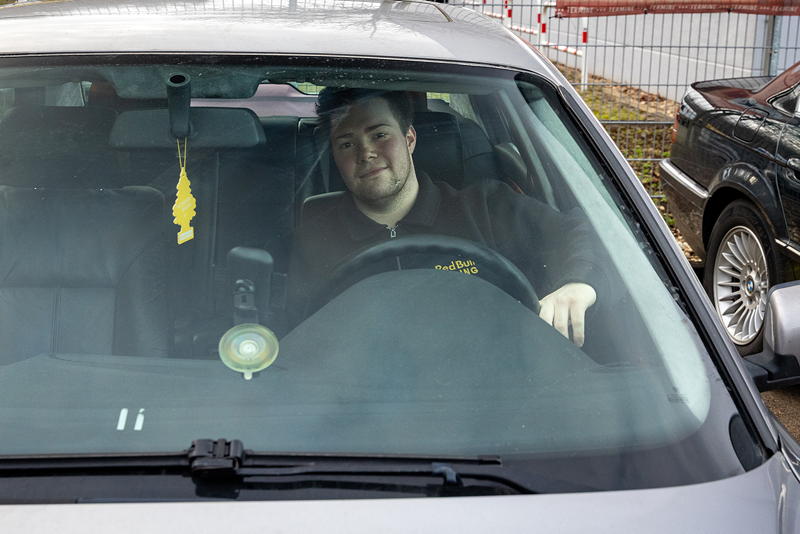 Rhein-Ruhr-Stammtisch im Februar 2026: Jerome ('Minidevil_2409') in seinem BMW 728i (E38) von 