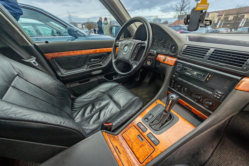 Rhein-Ruhr-Stammtisch im Februar 2026: BMW 728i (E38) von Jerome ('Minidevil_2409'), Innenraum mit Edelholzleisten in Vavona