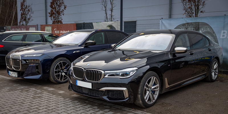 Rhein-Ruhr-Stammtisch im Februar 2026: BMW M760Li (G12) von Gunnar ('Steve7466') neben dem BMW i7 M70 von Christian ('Christian')