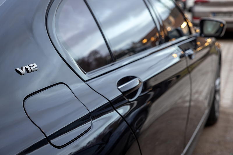 Rhein-Ruhr-Stammtisch im Februar 2026: BMW M760Li (G12) von Gunnar ('Steve7466'), V12-Logo auf der C-S�ule