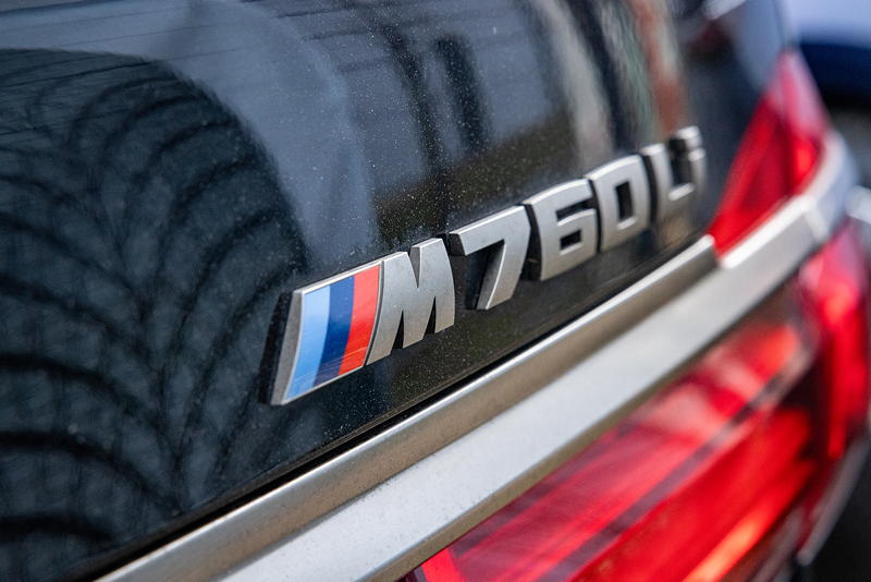 Rhein-Ruhr-Stammtisch im Februar 2026: BMW M760Li (G12) von Gunnar ('Steve7466'), Typ-Bezeichnung auf der Heckklappe