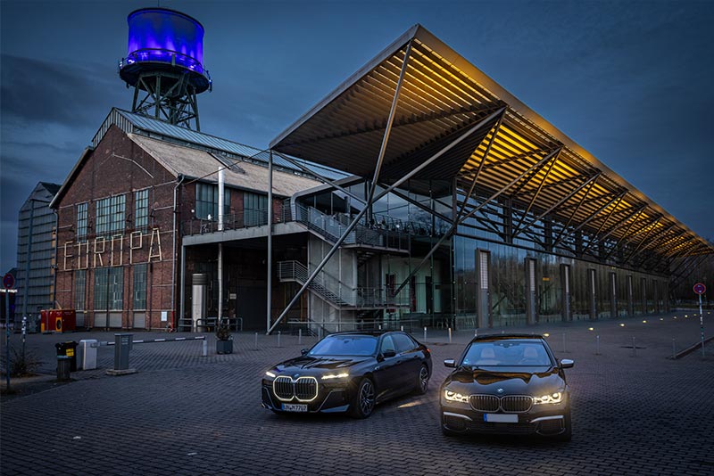 zwei Generationen 7er M Performance-Modelle an der Jahrhunderthalle in Bochum: BMW i7 M70 (G70) von Christian ('Christian') und BMW M760Li (G12) von Gunnar ('Steve7466')