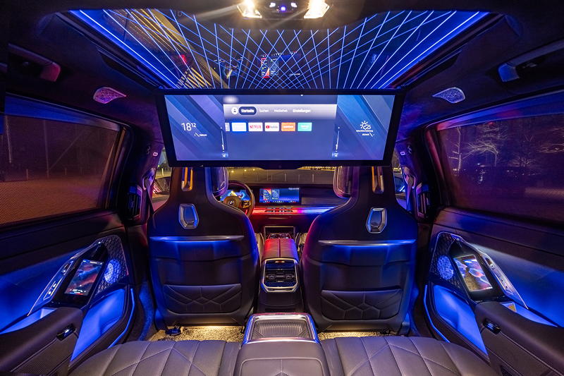 Rhein-Ruhr-Stammtisch im Februar 2026: BMW i7 M70 xDrive (G70) von Christian ('Christian'), Innenraum hinten mit Theatre Screen, Sky Lounge