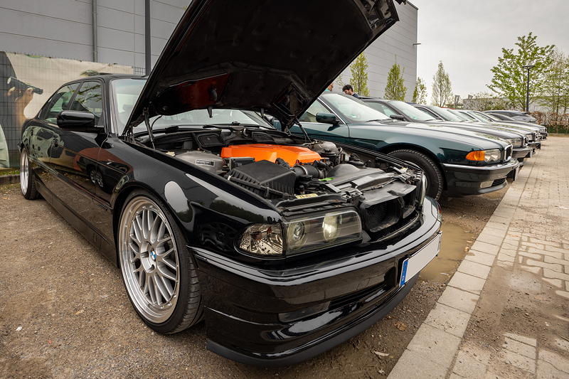 Rhein-Ruhr-Stammtisch im April 2026: BMW 740iL (E38) von Anne ('7878Anne'), Motorraum mit orange lackierter Motorabdeckung