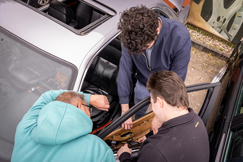 Rhein-Ruhr-Stammtisch im April 2026: Arbeiten an der T�r-Innenverkleidung an der Fahrert�r, mit Ralf ('cabrioralf'), Olivr ('Olli-Knolli') und Jerome ('Minidevil_2409')