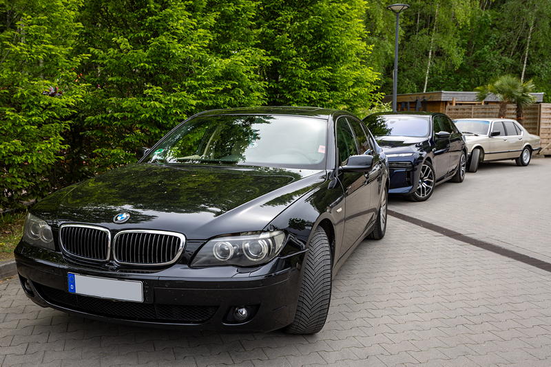Rhein-Ruhr-Stammtisch im Mai 2026: drei Generationen 7er-BMW (E65, G70, E23) auf dem Stammtischparkplatz