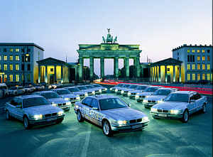 BMW 750hl (E38) vor dem Brandenburger Tor in Berlin während der CleanEnergy World Tour