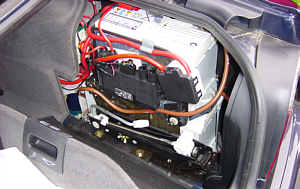 zwei Autobatterien übereinander im Kofferraum eines BMW 750iL (E38)