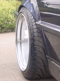 Hinterrad des BMW 740i von Mathias Pschorn