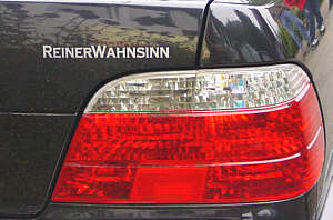 BMW 7er, E38 mit Schild "reiner Wahnsinn"
