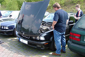 Blick auf den 12 Zylinder-Motor eines BMW 750i (E32)