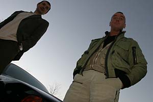 Frank und Andreas neben einem 7er-BMW