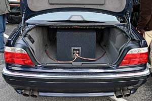 Der Bass-Lautsprecher im Kofferraum von Andrés B12