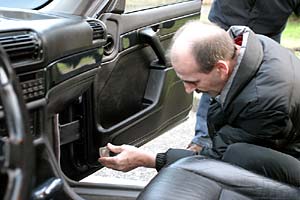 Claus führt seine blauen LED-Fussraumleuchten vor