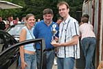 Matthias (rechts) mit Paul und Yvonne und dem gewonnenen Pokal fr den E66
