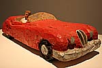 rotes Holzauto von Stephan Balkenhol aus dem Jahr 1984