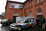 Alexanders Art-Car BMW 735i vor der AUTO-NOM-MOBILE Ausstellung im Kulturbahnhof Kassel