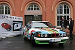 Mick und unserer Ausstellungs-Führer betrachten Alexanders BMW
