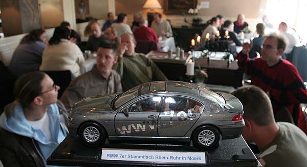 signiertes BMW 7er Modell auf dem Stammtisch in Moers