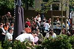 Stammtischler im Biergarten des Gasthauses Brandenburg