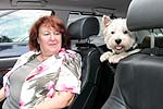 Christa mit ihrem Hund Digger im 7er-BMW