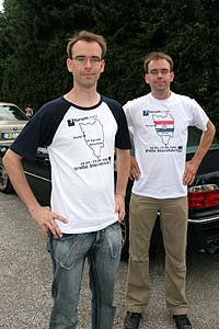 Christian und Matthias führten die für die im September bevorstehende BMW Sternfahrt nach Porec/Kroatien passenden T-Shirts vor.