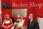 Michael interessiert sich fr Merchandising-Produkte von Becker, Essen Motor Show 2006