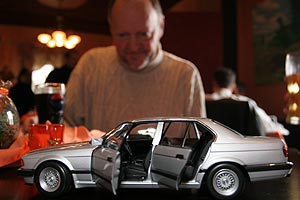 Heinz-Peter schaut sich das E32-Modell von Minichamps an, das Carlos auf der Motor Show erwarb