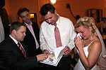 Stefan ('Jippie') übergibt den Gutschein bei der Hochzeit von Veru und Michal ('bmwe23') im Dezember 2006