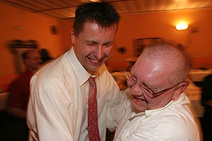 Michal tanzt mit seinem Schwiegervater