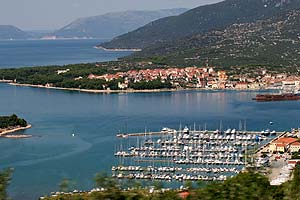 Blick auf die Stadt Cres und seinen Hafen