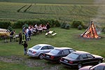 Blick von oben auf das die Autos der teilnehmenden Forumler, Grill und Lagerfeuer