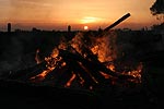 Lagerfeuer bei Sonnenuntergang