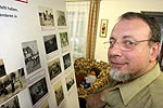 Peter (peterpaul) schaut sich historische Fotos in der Heimatstube in Damme an