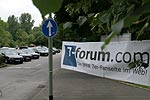Banner mit 7-forum.com Schriftzug am Eingang zum Parkplatz des Forum Wegberg